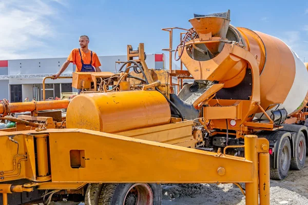 Betong transport på byggplats — Stockfoto