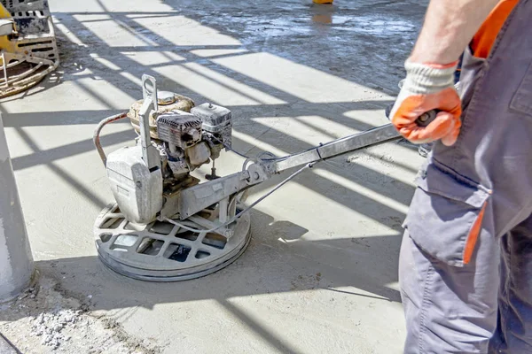 Zasilania kielnia maszyny do wykańczania betonu wyrównanie powierzchni aft — Zdjęcie stockowe