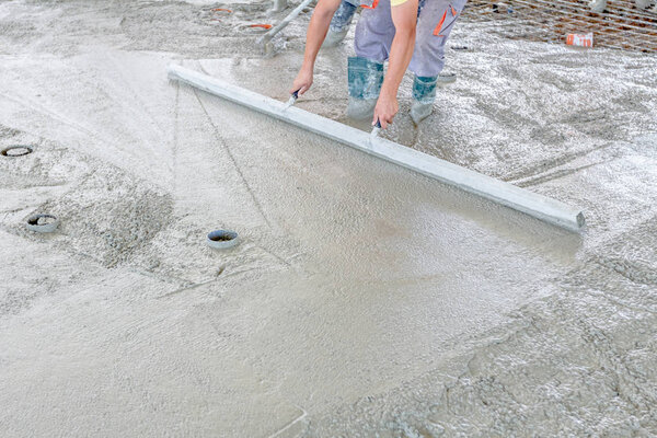 Бетон выравнивается после заливки
