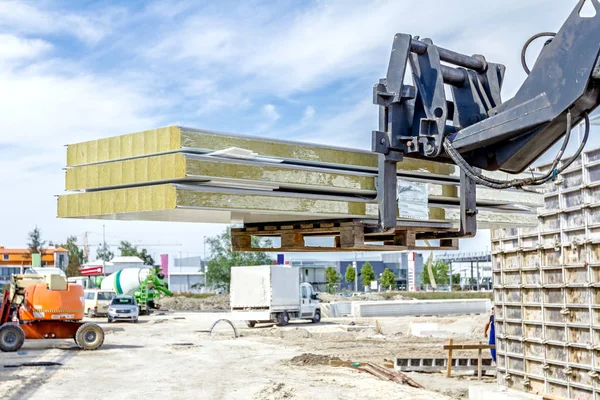 Empilhadeira telescópica no local de construção — Fotografia de Stock