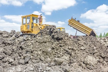 Ağır protip site oluşturma, toprak kaldırma. Damperli kamyon