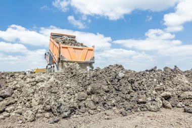 Damperli kamyon toprak boşaltma