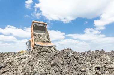 Damperli kamyon toprak boşaltma