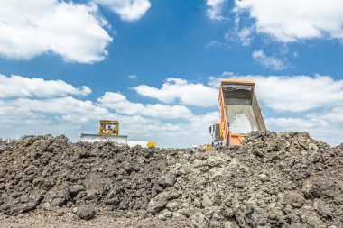 Ağır protip site oluşturma, toprak kaldırma. Damperli kamyon