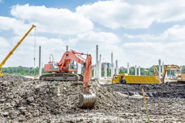 Ekskavatör site bina bir kamyon yükleme