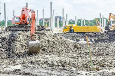 Ekskavatör site bina bir kamyon yükleme