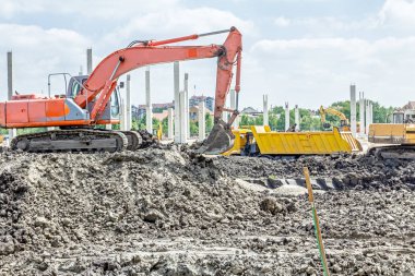 Ekskavatör site bina bir kamyon yükleme