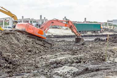 Ekskavatör site bina bir kamyon yükleme