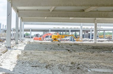 Şantiye, bitmemiş modern yapı görüntülemek