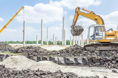 Ekskavatör zemin yığını bu kamyonda yükleme için hazırlanıyor