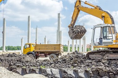 Ekskavatör site bina bir kamyon yükleme