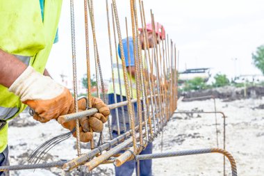 İnşaat işçisi bağlama inşaat demiri için takviye beton sütun 