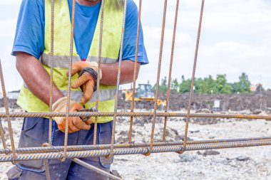 İnşaat işçisi bağlama inşaat demiri için takviye beton sütun 