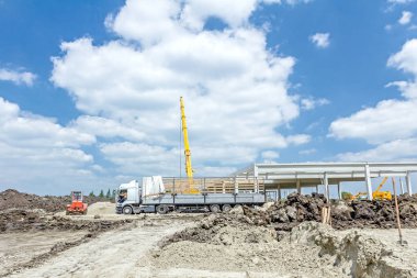 Vinçler-Mobil vinç kamyon römork gelen beton kiriş boşaltma