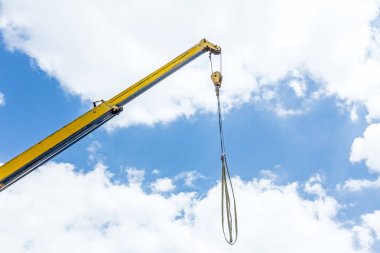 Vinç kanca askıları ile site bina yukarıda asılı