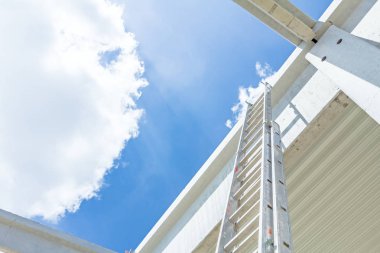 Alüminyum merdiven doğru sonraki düzey, beton yapı üzerinde işaret