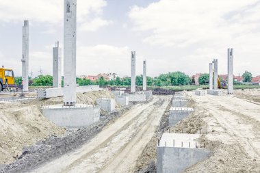 Tozlu yolda araçların tekerlek iziyle arasında beton pilla vardır