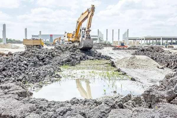 Ekskavatör zemin yığını bu kamyonda yükleme için hazırlanıyor