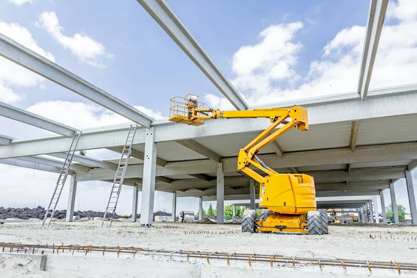 Las escaleras de aluminio y el selector de cerezas apuntan hacia el siguiente — Foto de Stock