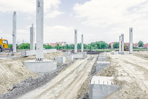 Tozlu yolda araçların tekerlek iziyle arasında beton pilla vardır