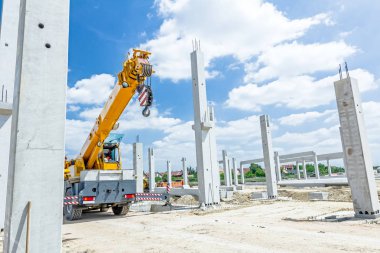 Mavi cl karşı beton iskelet Vinçler-Mobil vinç ışın arasındadır
