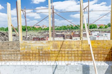 Hazırlık için derleme büyük ahşap kalıp concr için devam ediyor