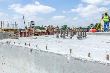 Somun çapa ile sit binasında takviye beton zemin içinde