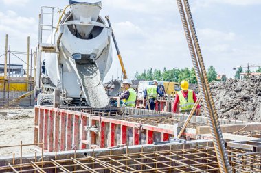 Betonarme temel kalıp içinde dökme