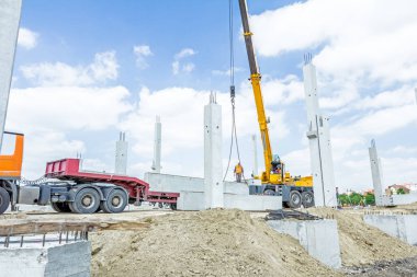Vinçler-Mobil vinç kamyon römork gelen beton kiriş boşaltma