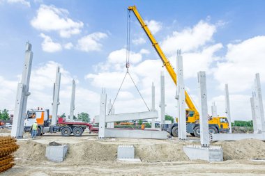 Vinçler-Mobil vinç kamyon römork gelen beton kiriş boşaltma
