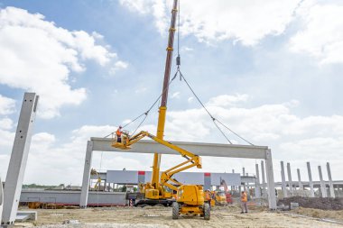 Mobil vinç büyük salona beton kiriş taşıyor
