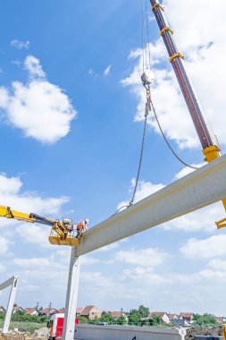 Mobil vinç büyük salona beton kiriş taşıyor