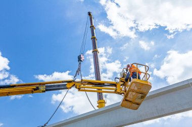 Mobil vinç büyük salona beton kiriş taşıyor