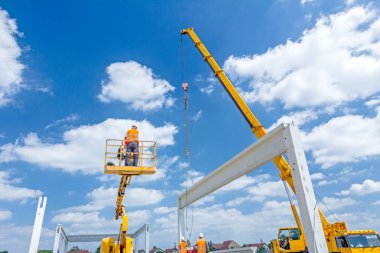 Mobil vinç büyük salona beton kiriş taşıyor