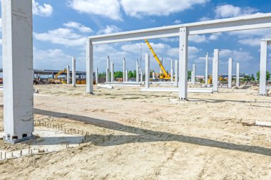 Güzel bir gökyüzü ile yeni yapı beton şartını yerleştirilir 