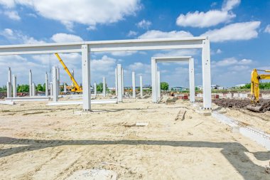 Güzel bir gökyüzü ile yeni yapı beton şartını yerleştirilir 