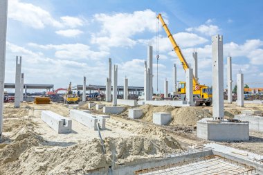Güzel bir gökyüzü ile yeni yapı beton şartını yerleştirilir 