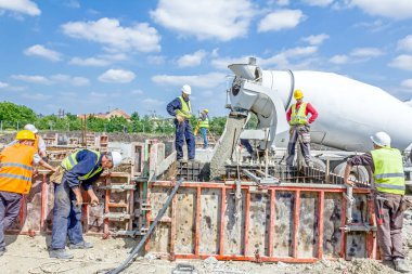 Betonarme temel kalıp içinde dökme
