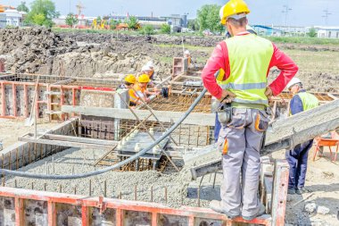 Betonarme temel kalıp içinde dökme