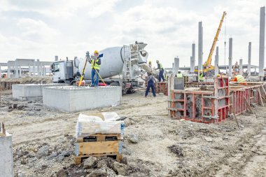 Geodesist bir inşaat alanı toplam istasyonu ile çalışıyor. Civi