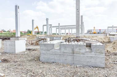 Güzel bir gökyüzü ile yeni yapı beton şartını yerleştirilir 