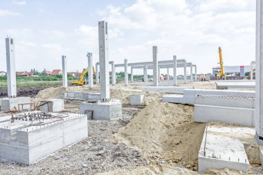 Güzel bir gökyüzü ile yeni yapı beton şartını yerleştirilir 