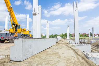 Güzel bir gökyüzü ile yeni yapı beton şartını yerleştirilir 