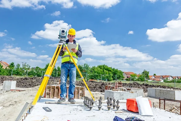 Geodesist is working with total station on a building site. Civi — Stock Photo, Image
