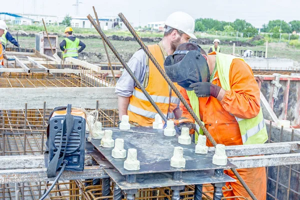 Metal iskelet montajı, kaynakçı bağlı güçlendiren ro kaynak