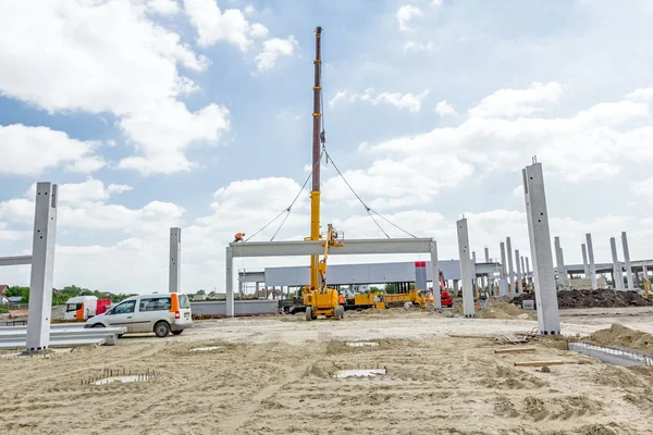 Mobil vinç büyük salona beton kiriş taşıyor
