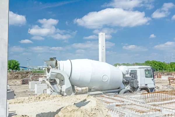 Mezclador de hormigón que pasa sobre el sitio de construcción — Foto de Stock