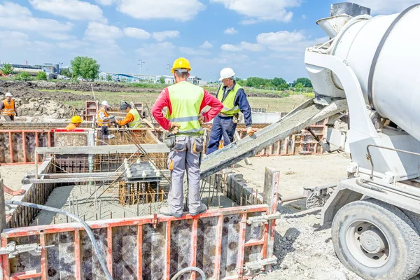 Pouring reinforced concrete in foundation mold — Stock Photo, Image