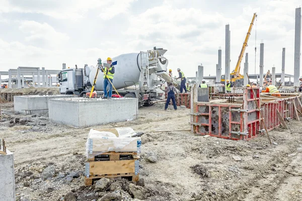 Geodesist está trabajando con la estación total en un sitio de construcción. Civi. — Foto de Stock