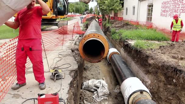 Worker is pull on pipe plastic attachment — Stock Video